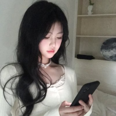 微光下的蓝色男孩